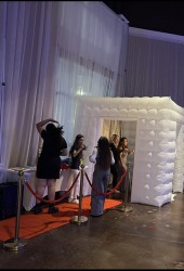 AEA5D488 971C 4E88 9140 964C54326282 415522130 White Inflatable Photo Booth